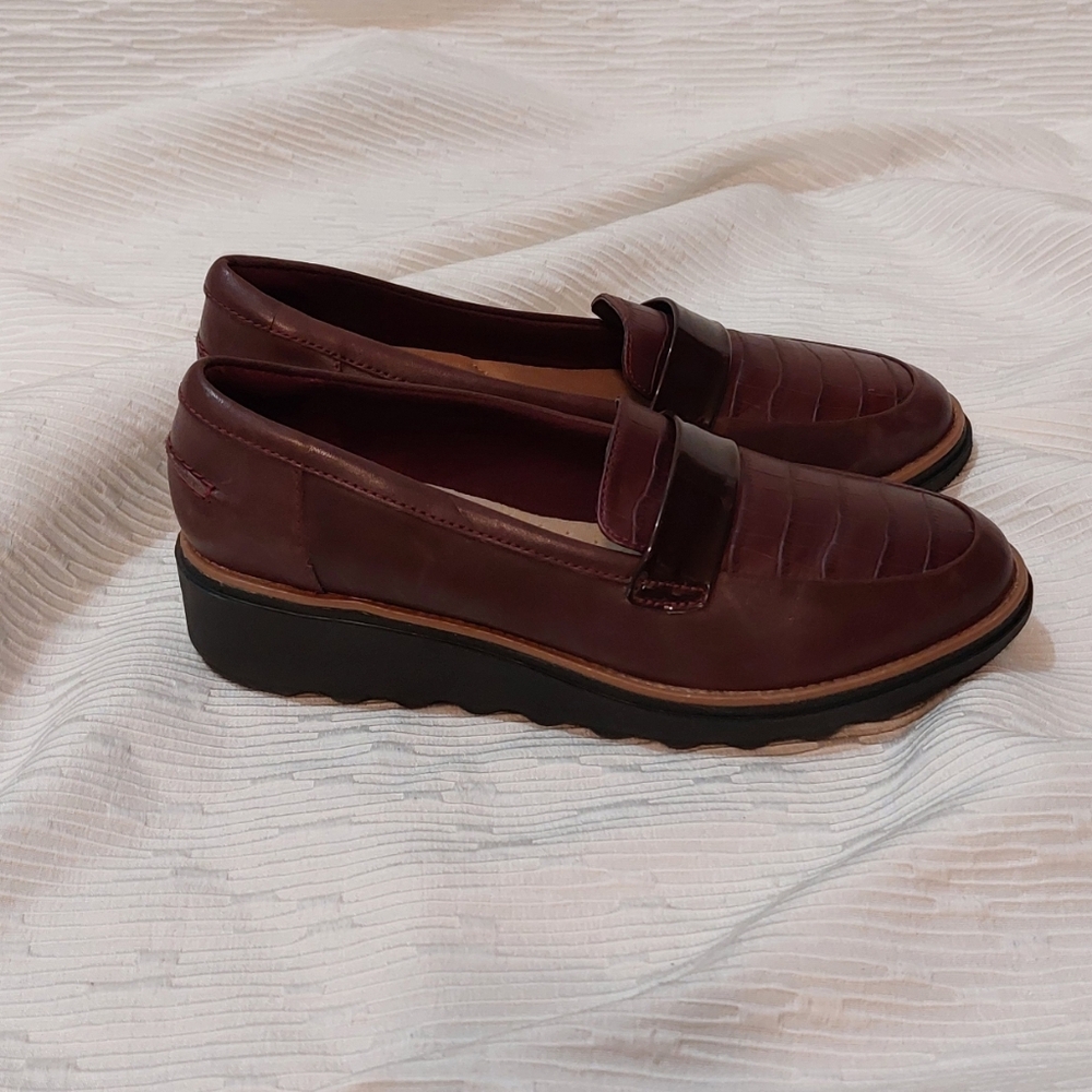 Clarks Maroon Croc-Patterned Loafers - Picture 2 of 11
